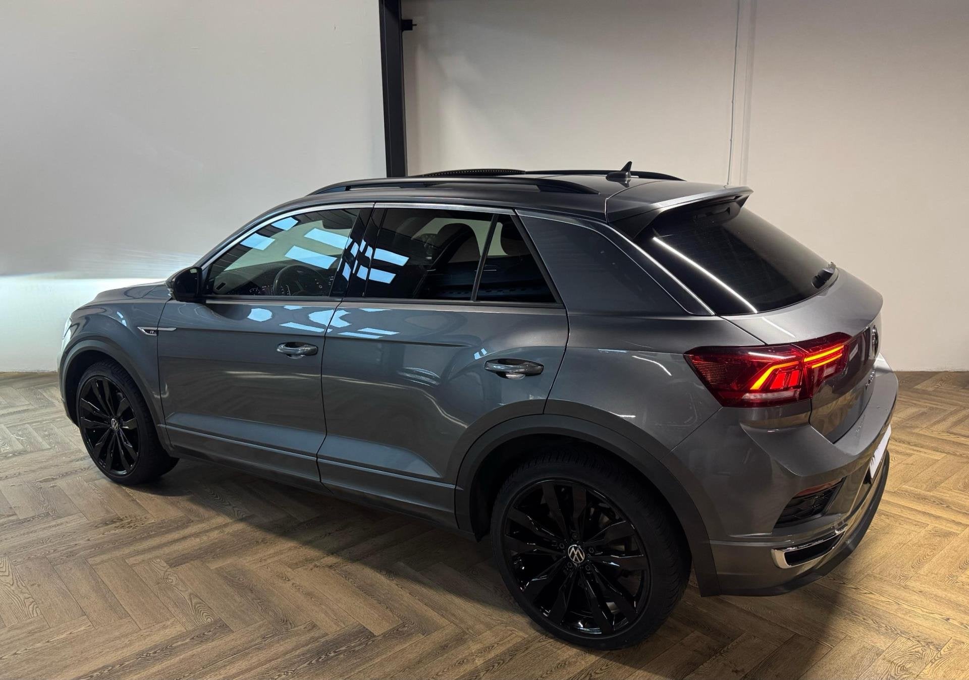 Volkswagen T-Roc 1.5 TSI Sport Business R-Line PANO CAM, Auto's, Volkswagen, 4 cilinders, 150 pk, Bedrijf, Grijs