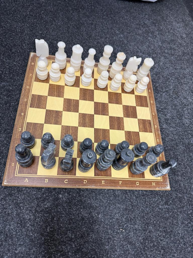 Mooi schaakspel met stenen schaakstukken, Een of twee spelers, Ophalen of Verzenden, Zo goed als nieuw