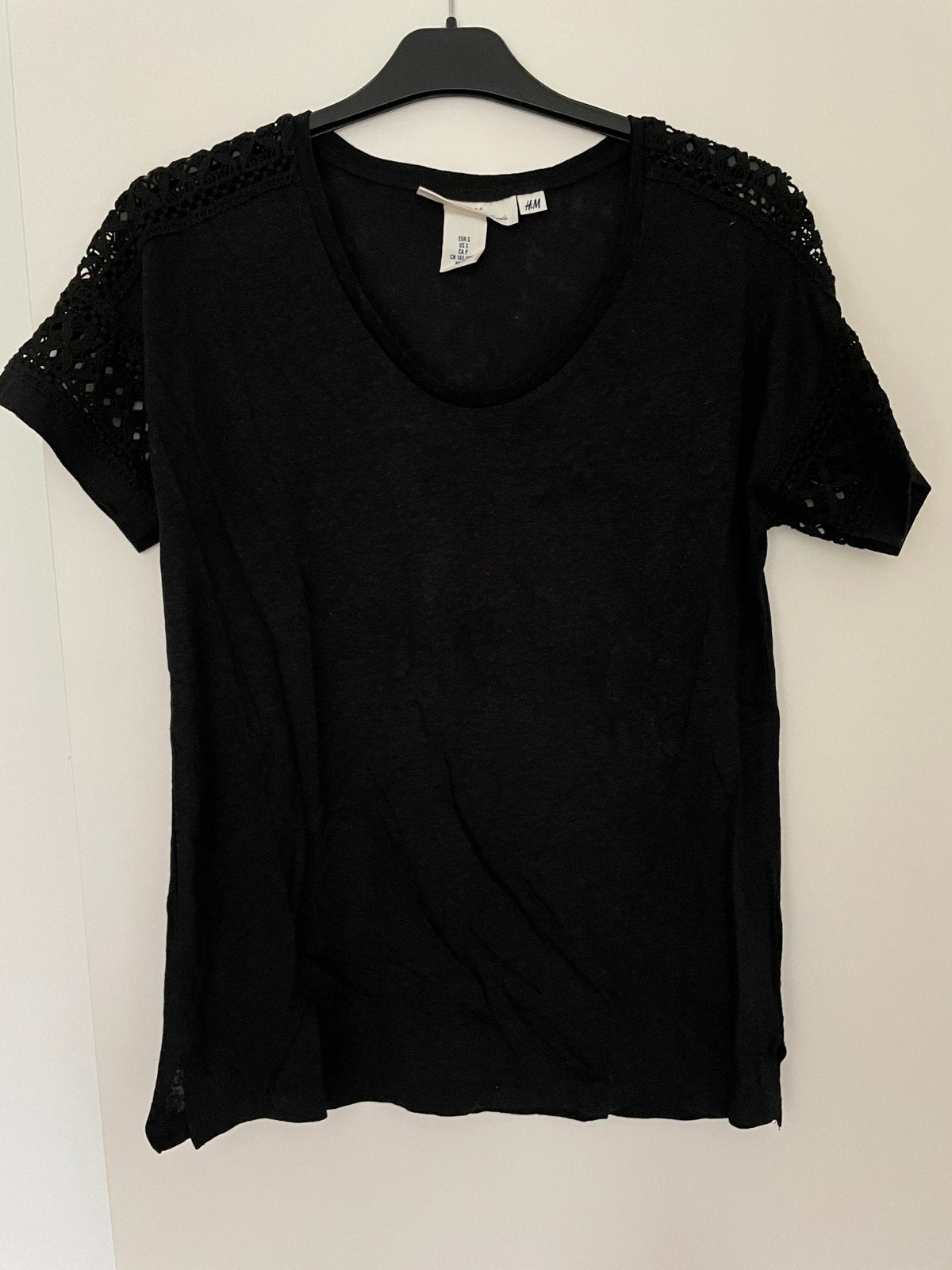 Zwart linnen tshirt met gehaakte details van h&m maat S, Kleding | Dames, T-shirts, Zwart, Ophalen of Verzenden, Zo goed als nieuw