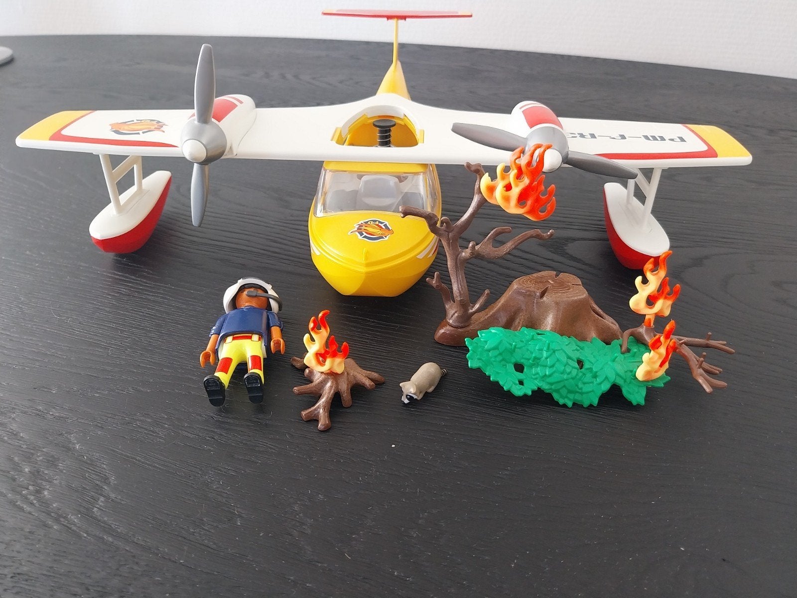 Playmobil Brandweervliegtuig met piloot en bosbrand, Kinderen en Baby's, Speelgoed | Playmobil, Ophalen of Verzenden, Zo goed als nieuw