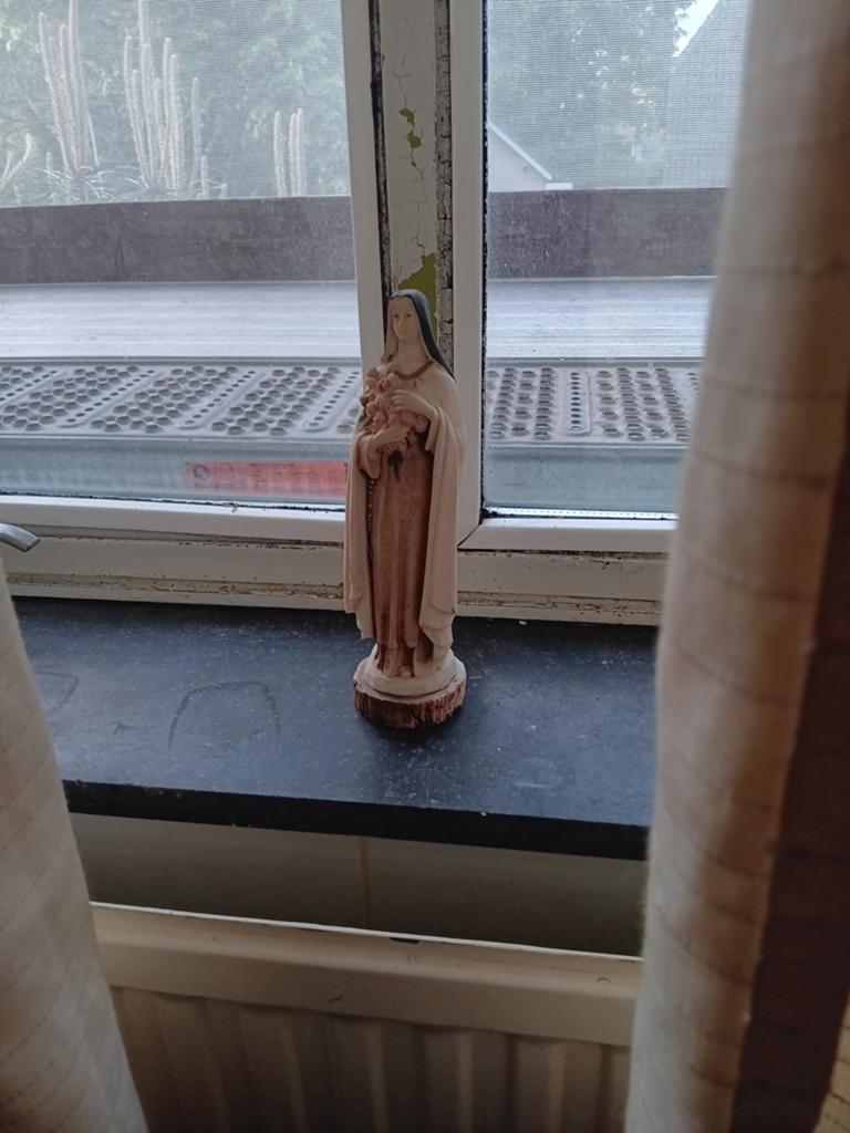 Vintage Mariabeeldje met bloemen - Religieuze decoratie, Ophalen of Verzenden