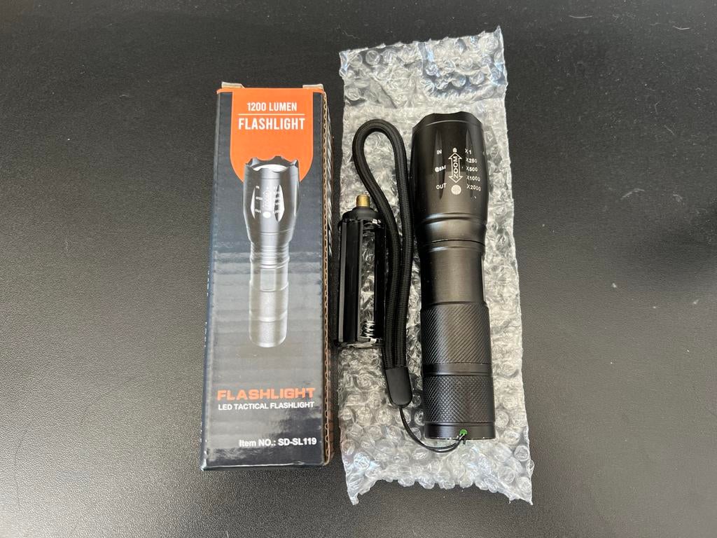 1200 Lumen LED Tactische Zaklamp met Zoomfunctie, Ophalen of Verzenden, Zo goed als nieuw, Batterij