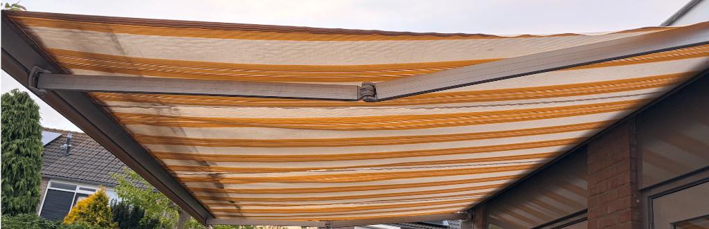 Zonnescherm 4 meter breed, 2,6 meter uitval, Tuin en Terras, Zonneschermen, Gebruikt, Knikarmscherm, 150 tot 300 cm, 250 cm tot 450 cm