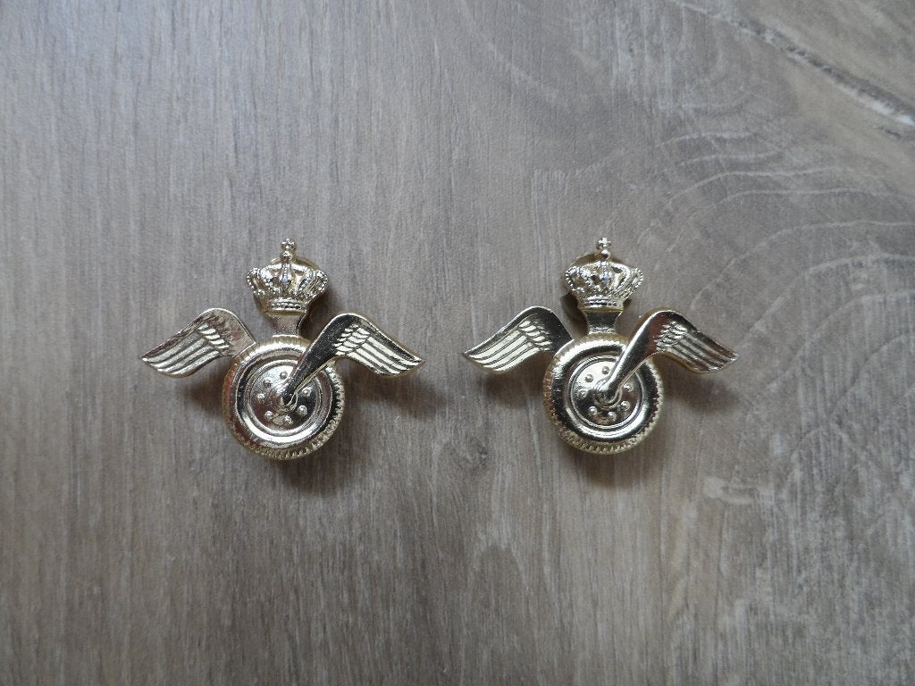 Kraagembleem AAT 2x nwst, Ophalen of Verzenden, Landmacht, Nederland