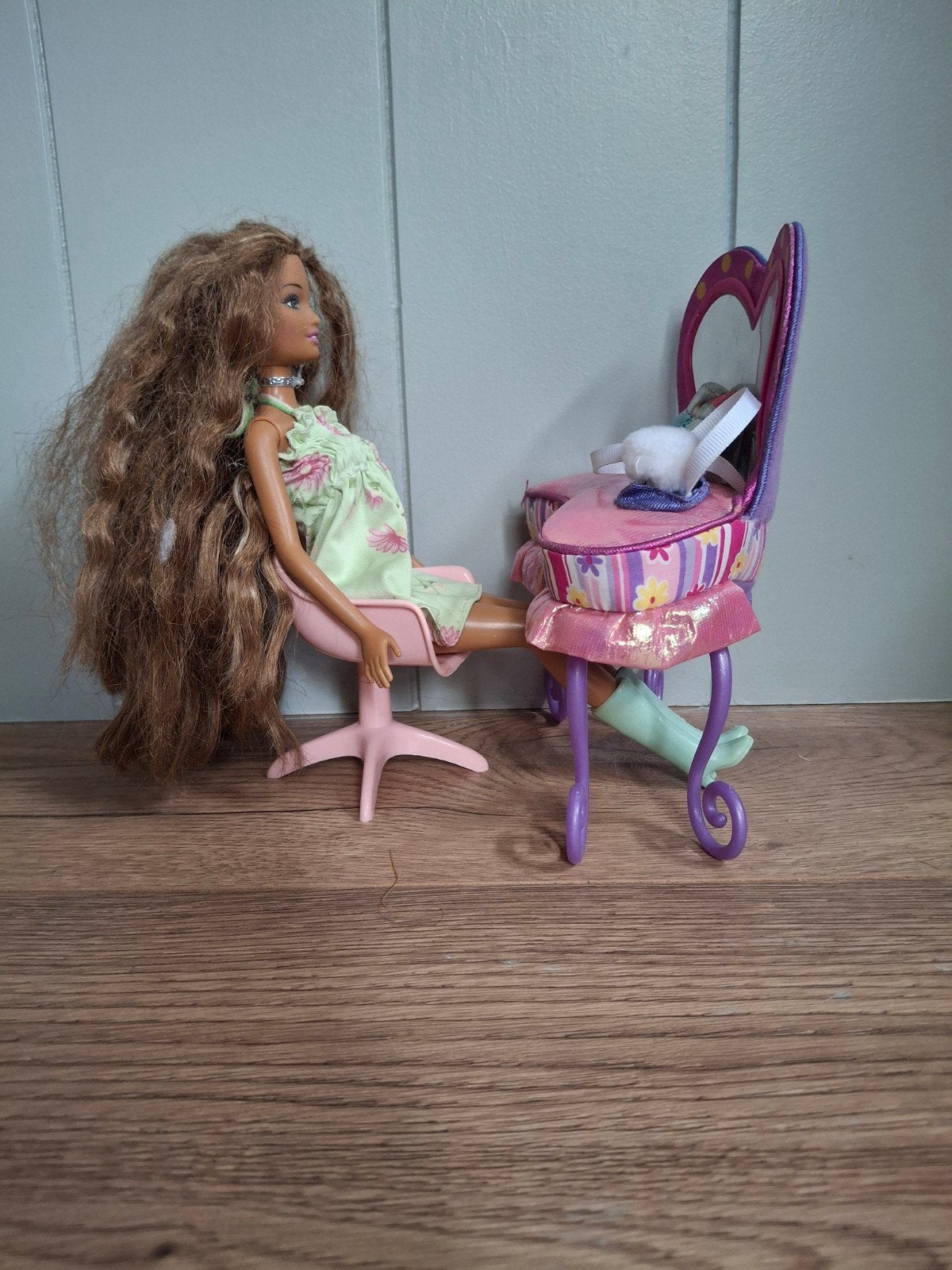Barbie make-up tafel met stoel en pop, Kinderen en Baby's, Speelgoed | Poppen, Ophalen of Verzenden, Gebruikt, Barbie