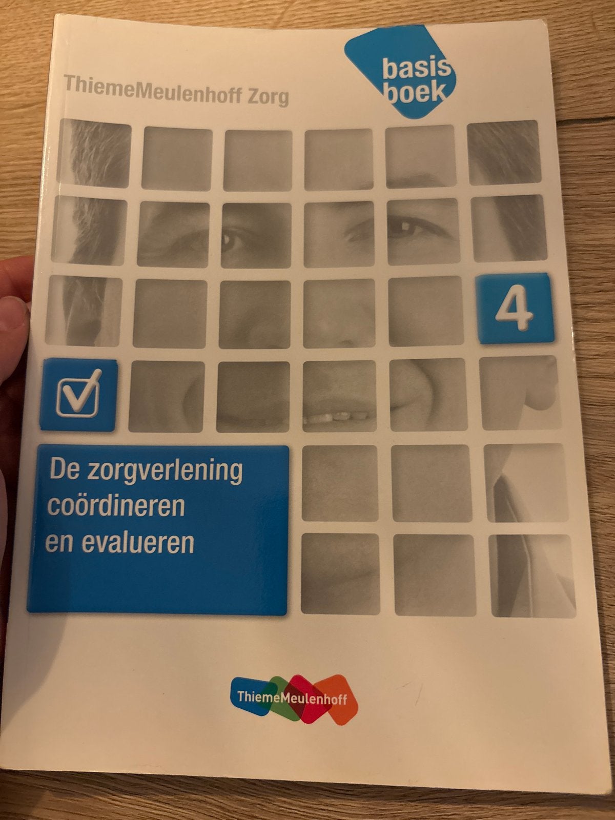 ThiemeMeulenhoff Zorg Basisboek 4: Zorgverlening, Boeken, Studieboeken en Cursussen, Ophalen of Verzenden, Gamma, Zo goed als nieuw