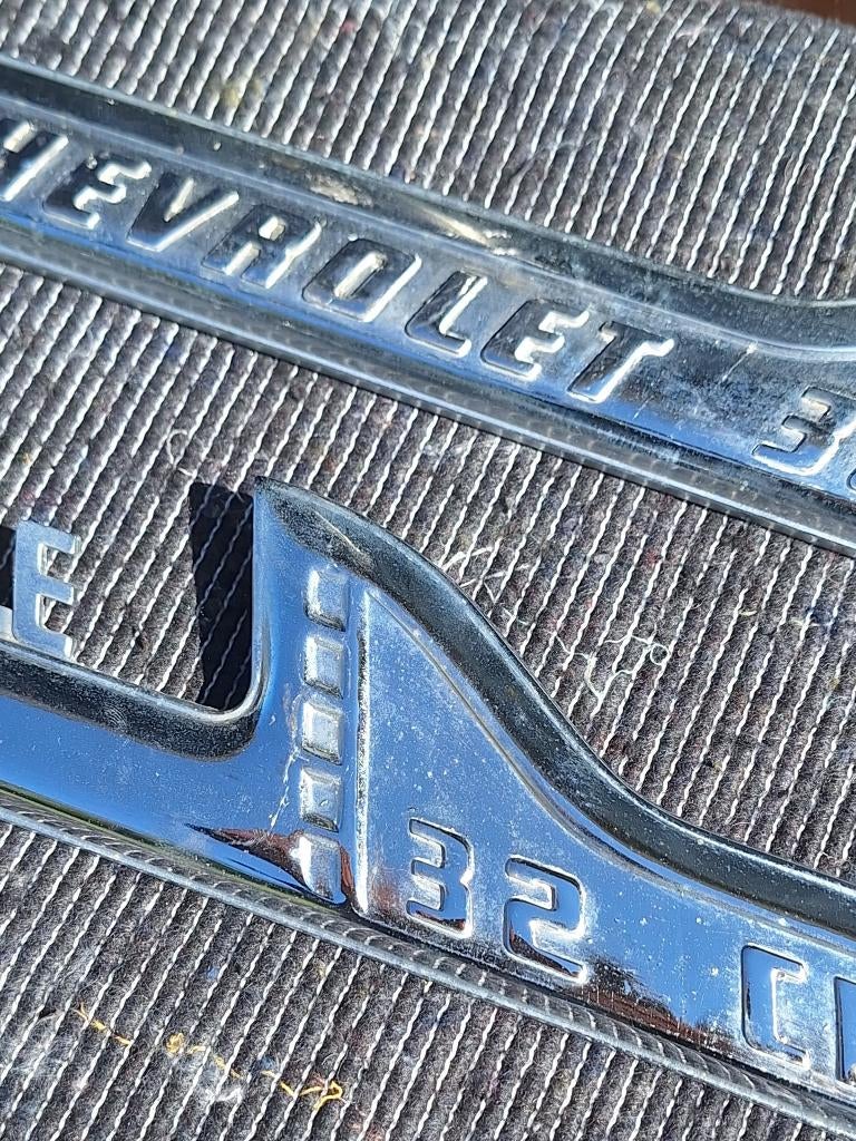 Originele voorspatbordemblemen Chevrolet Apache 32 uit 1959., Ophalen of Verzenden, ., ., .