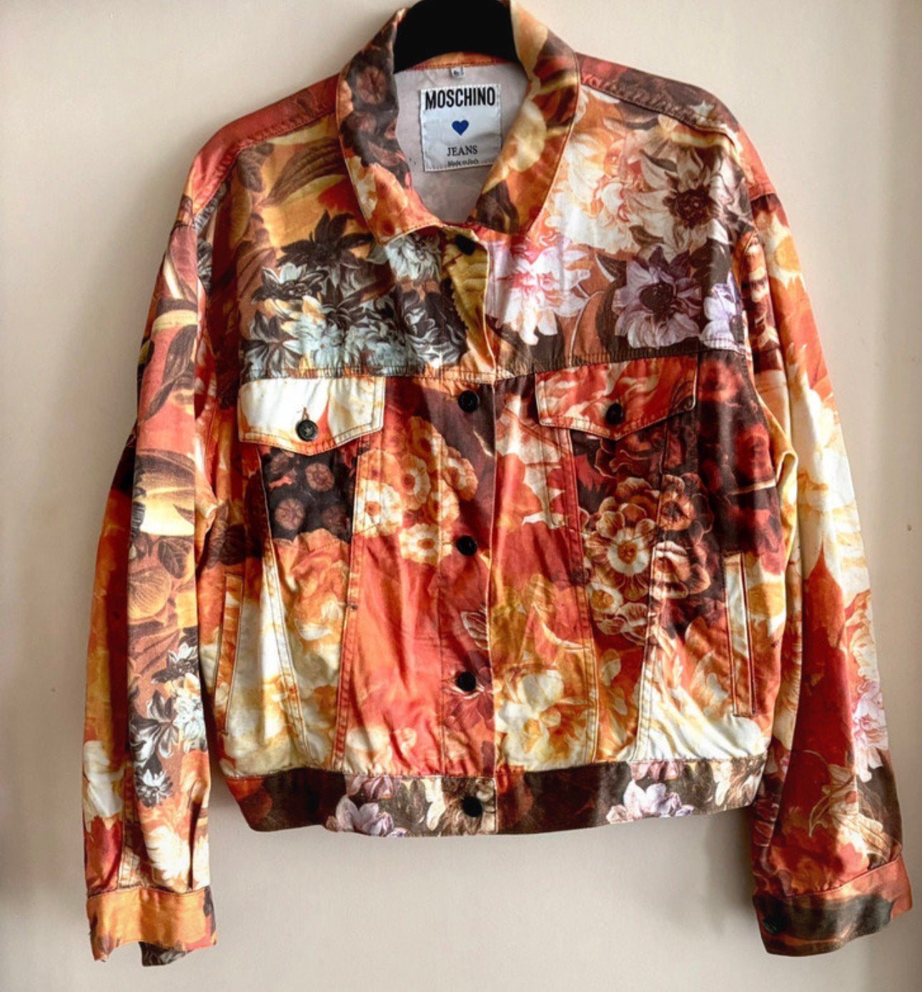 Vintage Moschino Jeans bloemen jas 90s collectors item, Kleding | Dames, Maat 42/44 (L), Zo goed als nieuw, Jasje, Meerkleurig