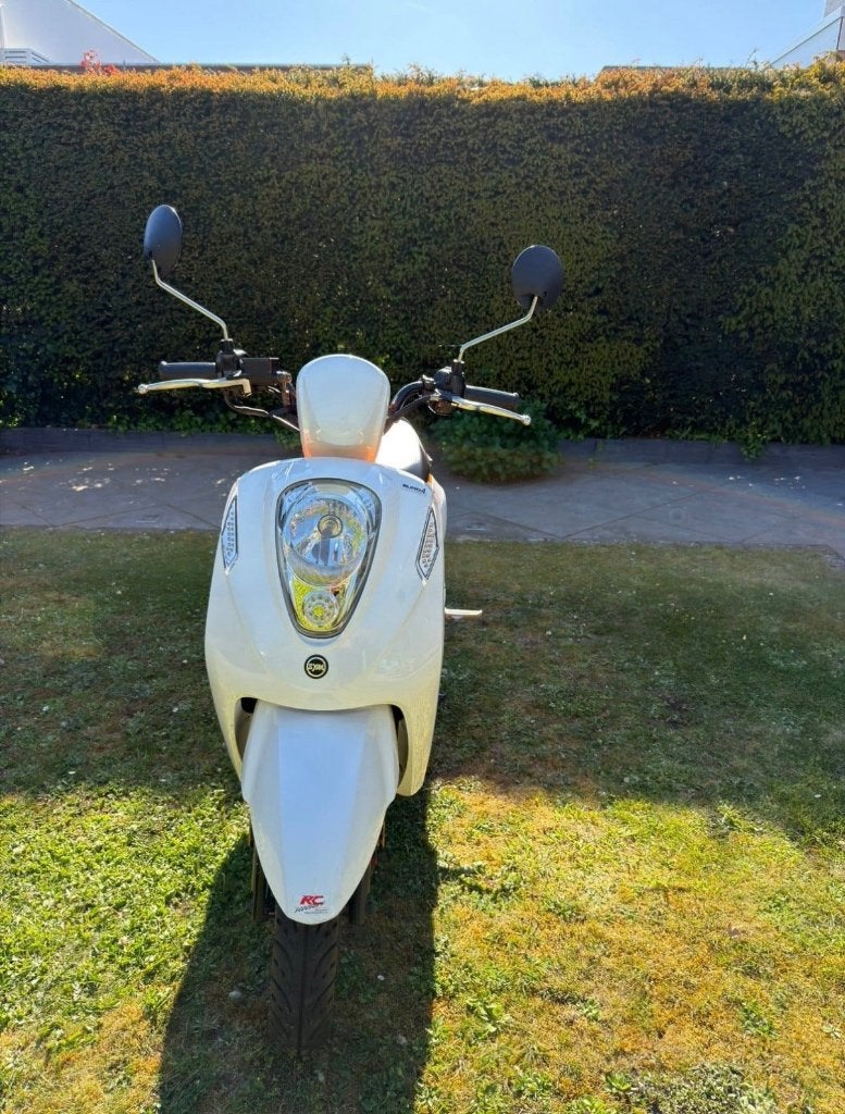 SYM Mio 2019, blauw kenteken, slechts 3196 km, Fietsen en Brommers, 49 cc, Zo goed als nieuw, Benzine, Maximaal 25 km/u