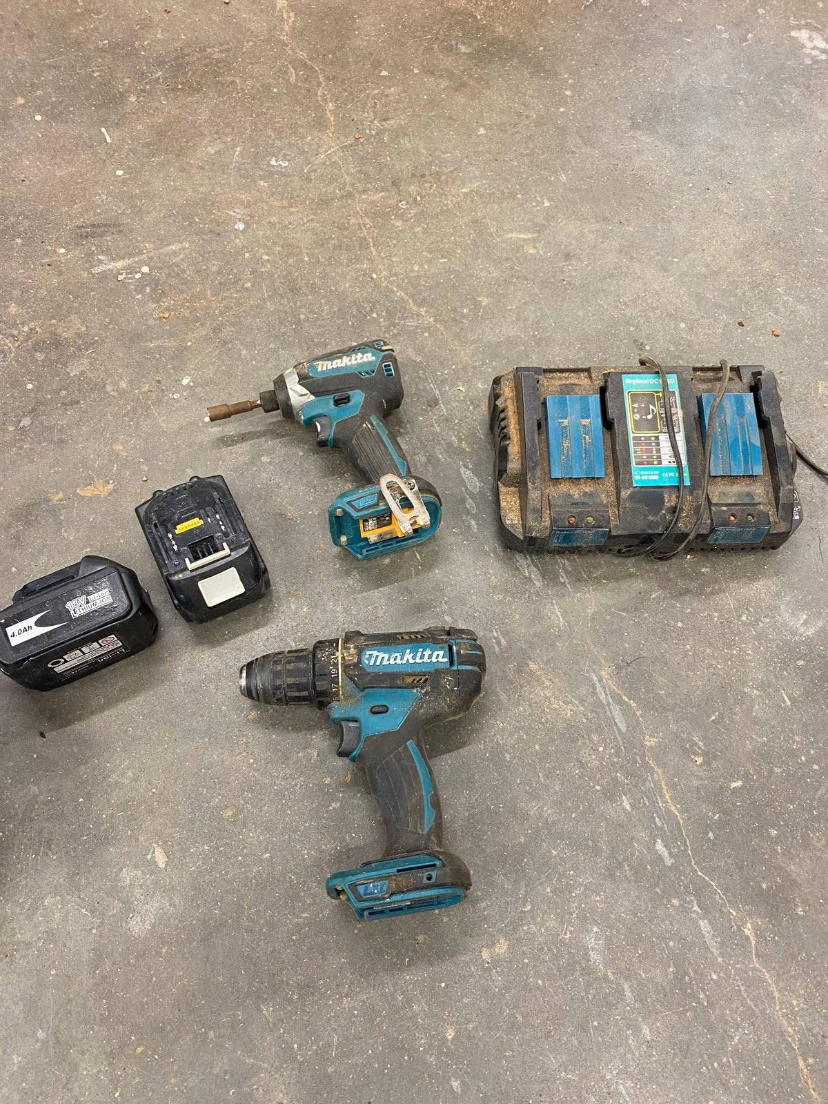 Makita Boor- en Schroefmachineset met Lader en Koffer, Doe-het-zelf en Verbouw, Gereedschap | Boormachines, Variabele snelheid