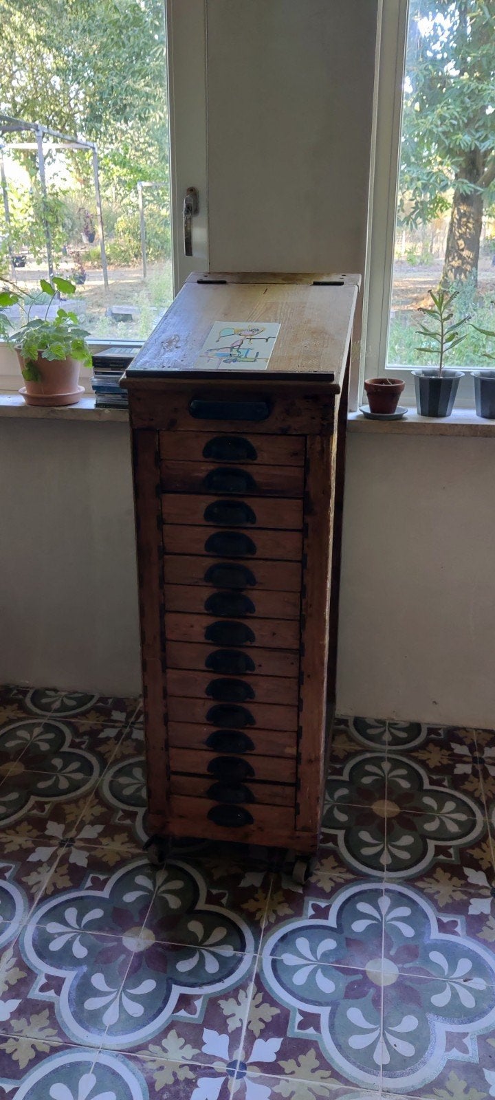 Vintage houten ladekast op wieltjes, schoolkast, papierkast, Ophalen