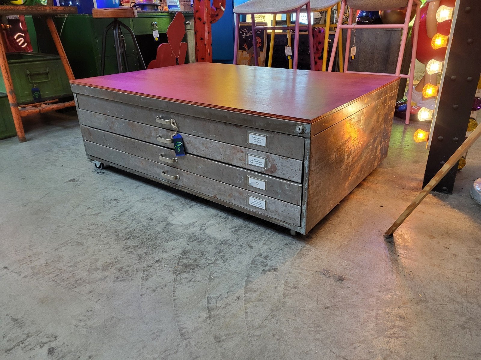Vintage salontafel met houten blad en lades., Overige houtsoorten, 100 tot 150 cm, Onbekend, Zo goed als nieuw