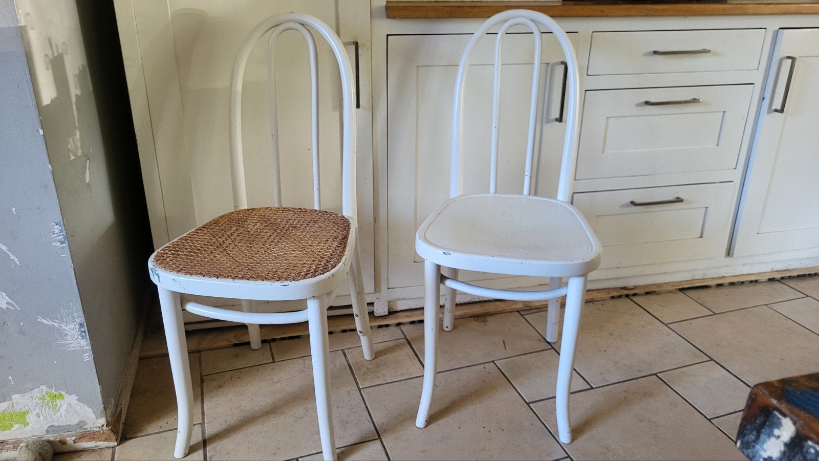 twee oude thonet stoelen zijn wit geverfd.webbing, Ophalen, Gebruikt, Twee, Wit