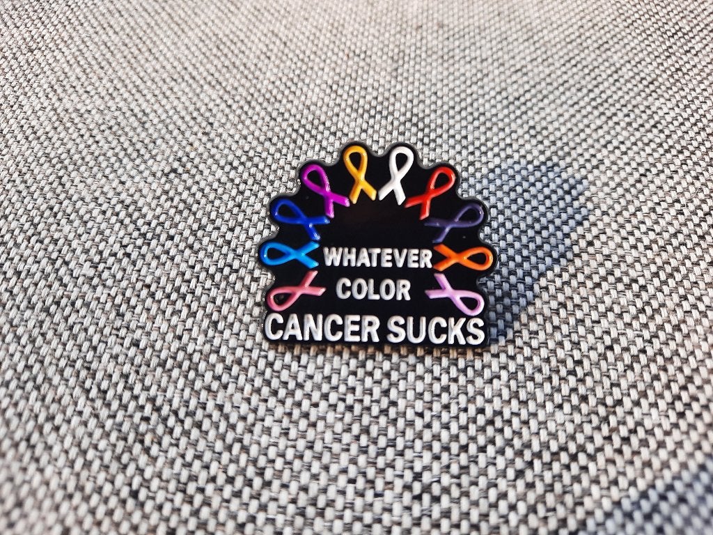 1 pin met de tekst - Cancer Sucks - te koop, Verzamelen, Ophalen of Verzenden, Nieuw, Overige onderwerpen, Speldje of Pin