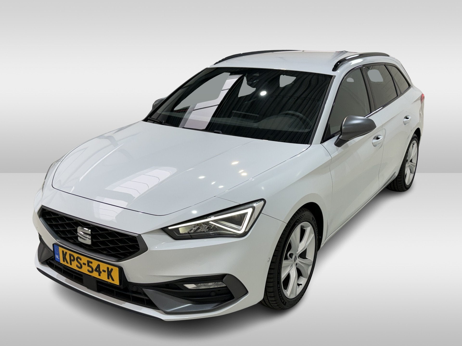 SEAT Leon Sportstourer 1.0 eTSI 110pk DSG FR | Leder | Trekh, Auto's, Dealer onderhouden, Gebruikt, Euro 6, 700 kg