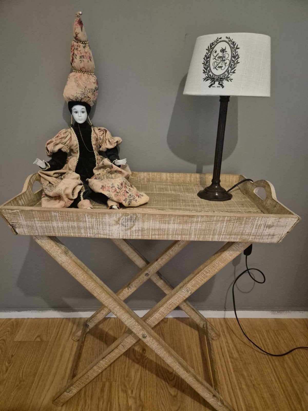 tafeltje met lamp en pop, Ophalen, 50 tot 100 cm, Zo goed als nieuw, 25 tot 50 cm