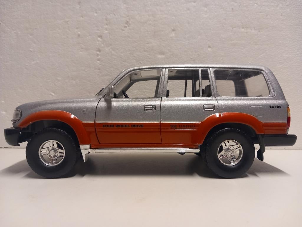 Toyota Landcruiser 4x4 grijs/rood Road Tough metal 1:18 KRD, Ophalen of Verzenden, Zo goed als nieuw, Auto, Overige merken
