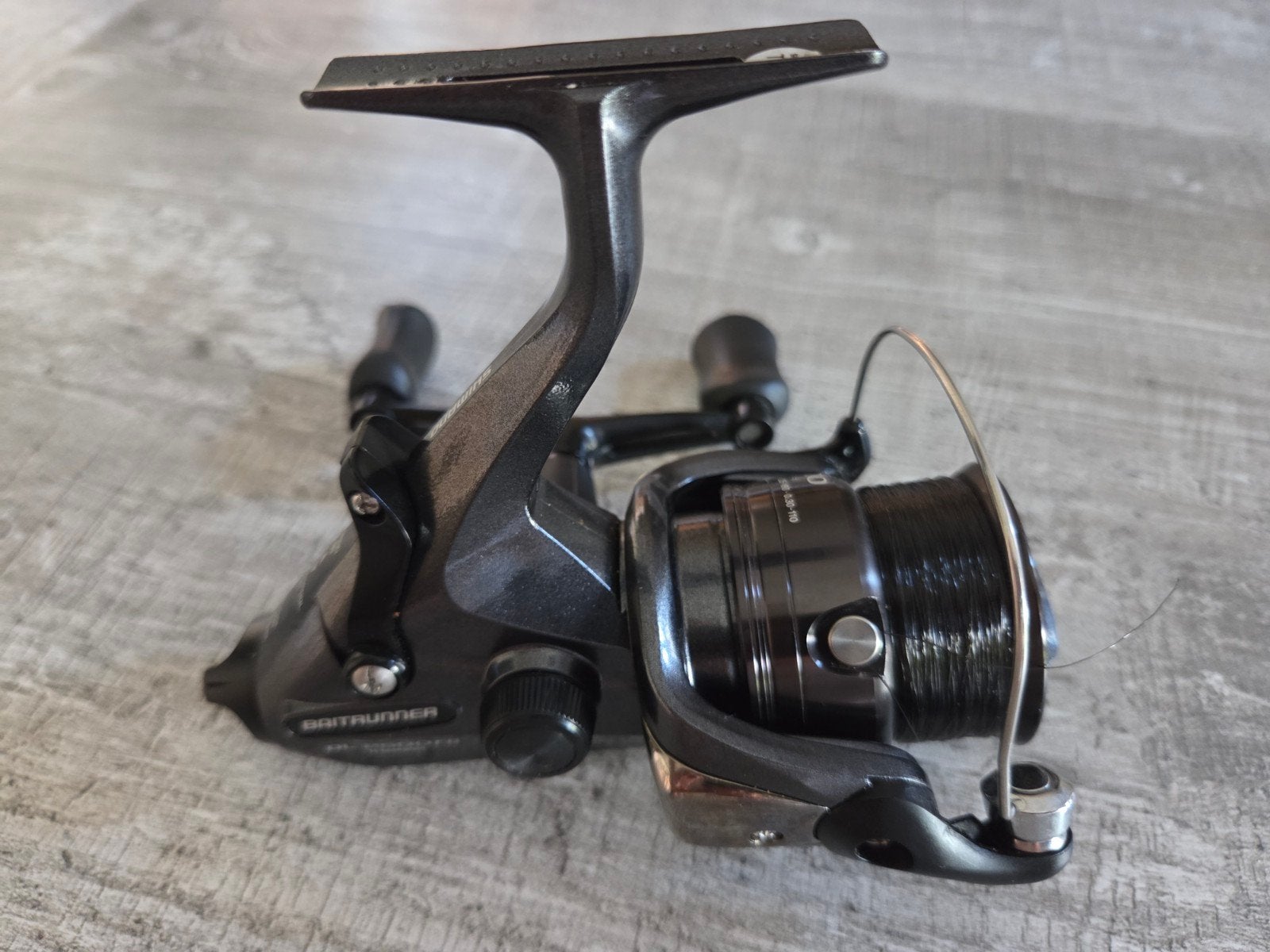 Shimano Baitrunner DL 2500 FB, Ophalen of Verzenden, Zo goed als nieuw, Molen