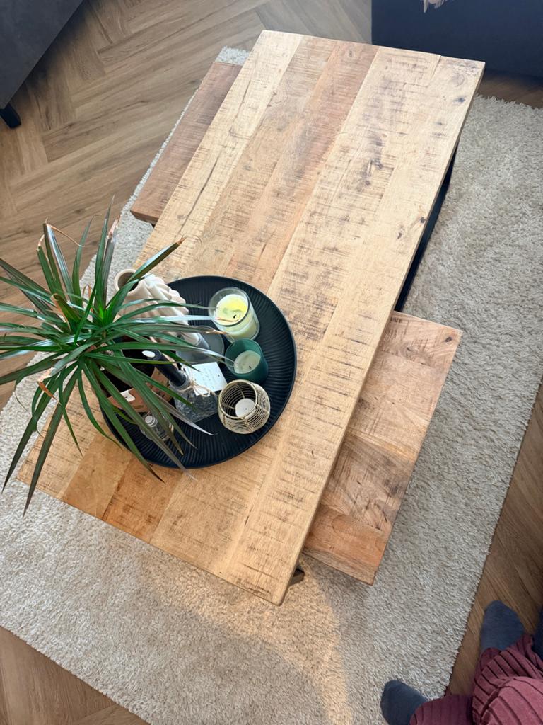 Robuuste houten salontafel met metalen onderstel, Huis en Inrichting, Tafels | Salontafels, Gebruikt, 100 tot 150 cm, Minder dan 50 cm