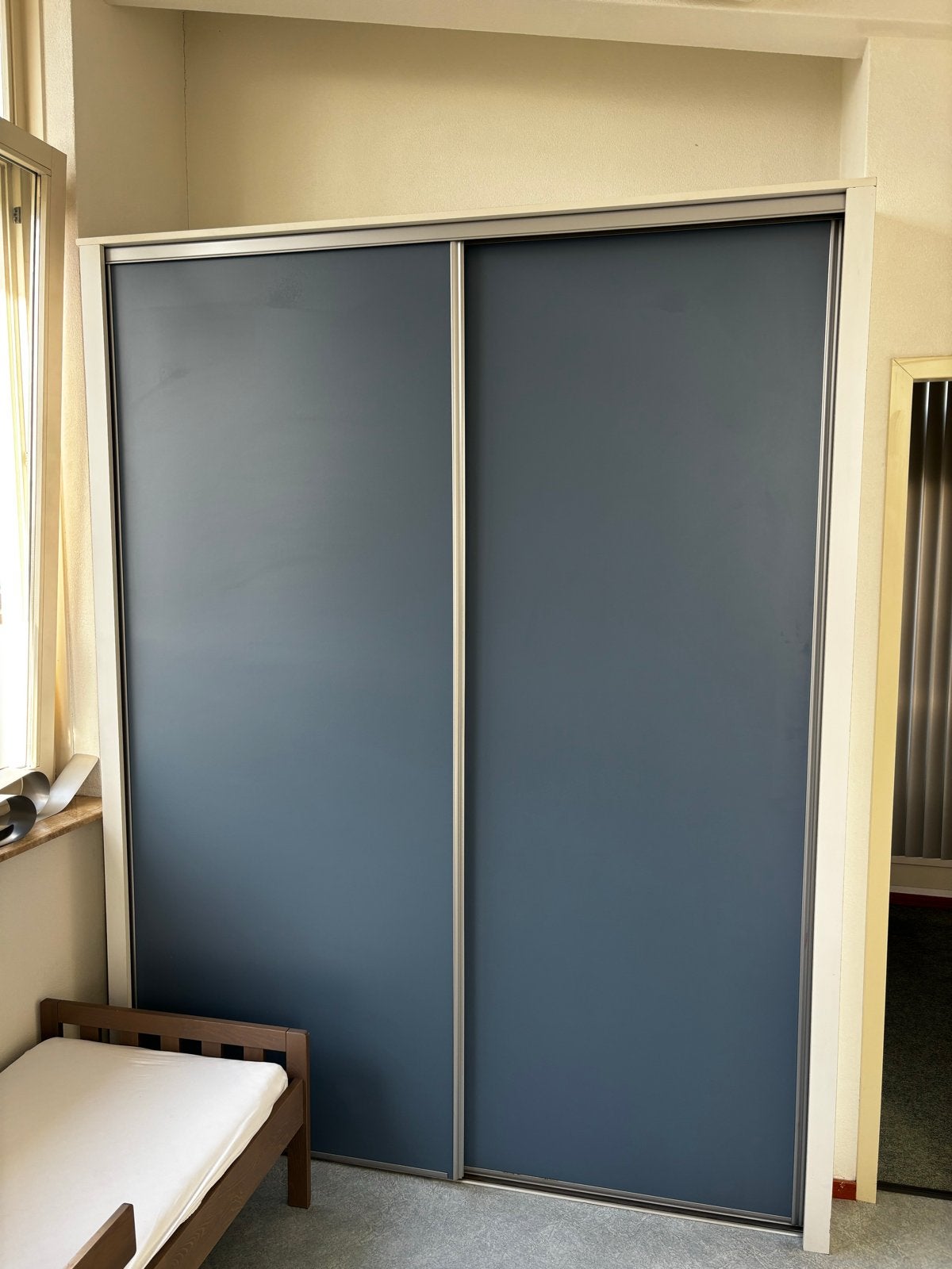 Opberg- en Kledingkast met Schuifdeuren, Ophalen, Met deur(en), Gebruikt, 200 cm of meer