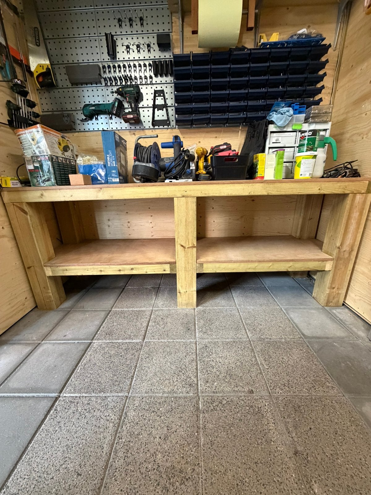 Werkbank robuust 220 x 57 x 86 met 2 vakken