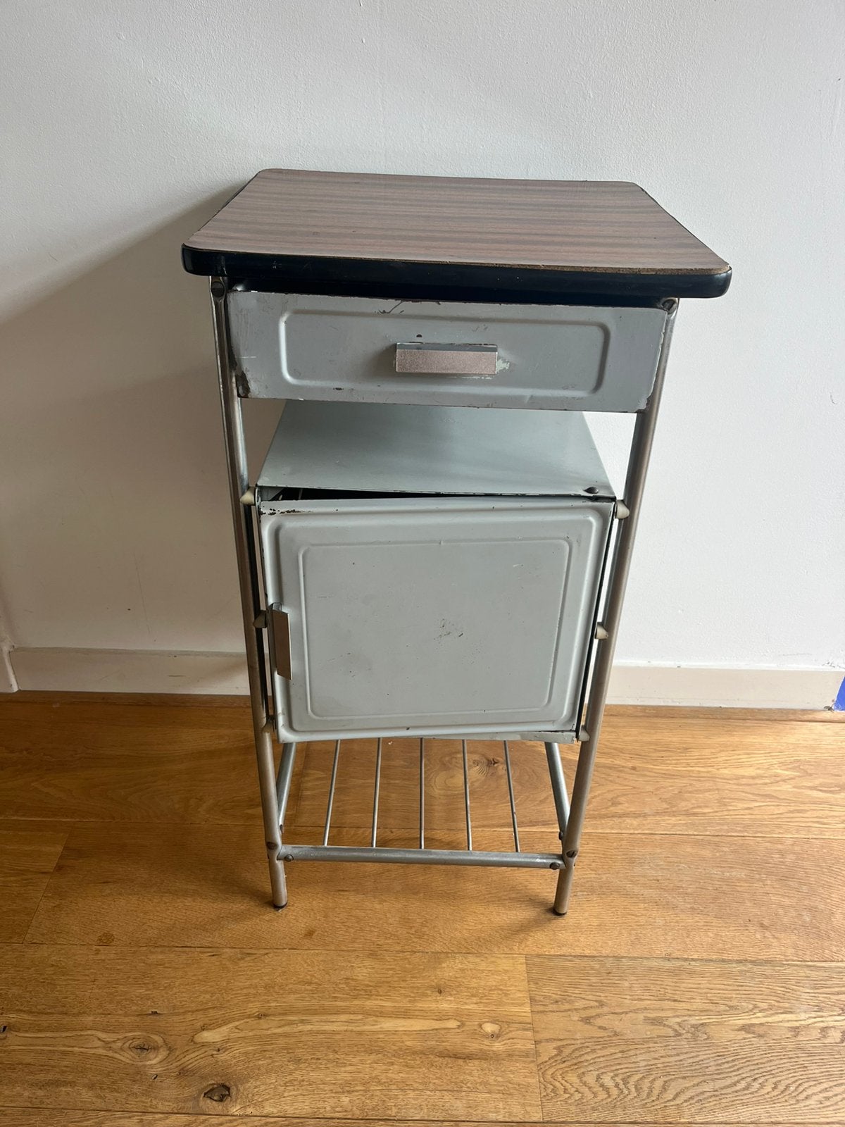Vintage metalen nachtkastje, Huis en Inrichting, Slaapkamer | Nachtkastjes, Ophalen, Minder dan 45 cm, Metaal of Aluminium, Zo goed als nieuw