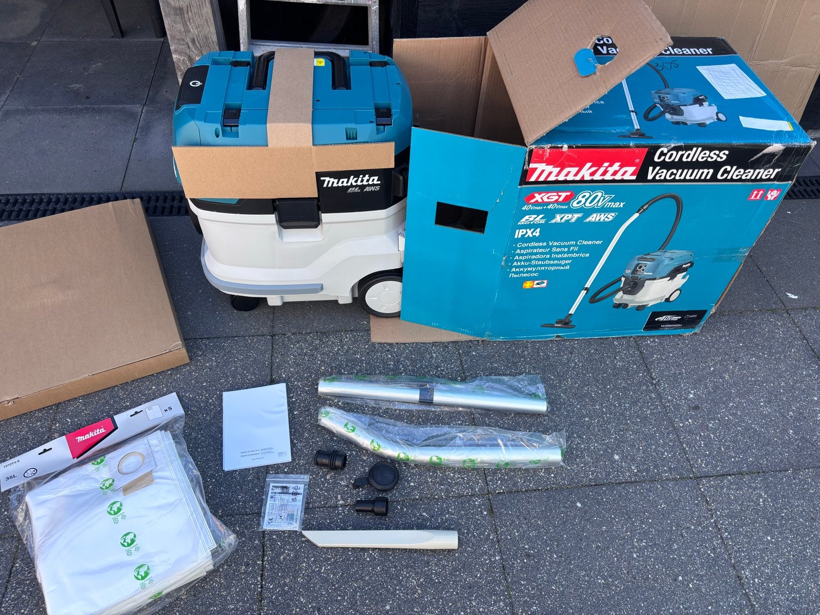 Makita XGT 80Vmax Accu Stofzuiger - Nieuw in doos, Ophalen of Verzenden, Industriële stofzuiger, 2000 watt of meer, Reservoir