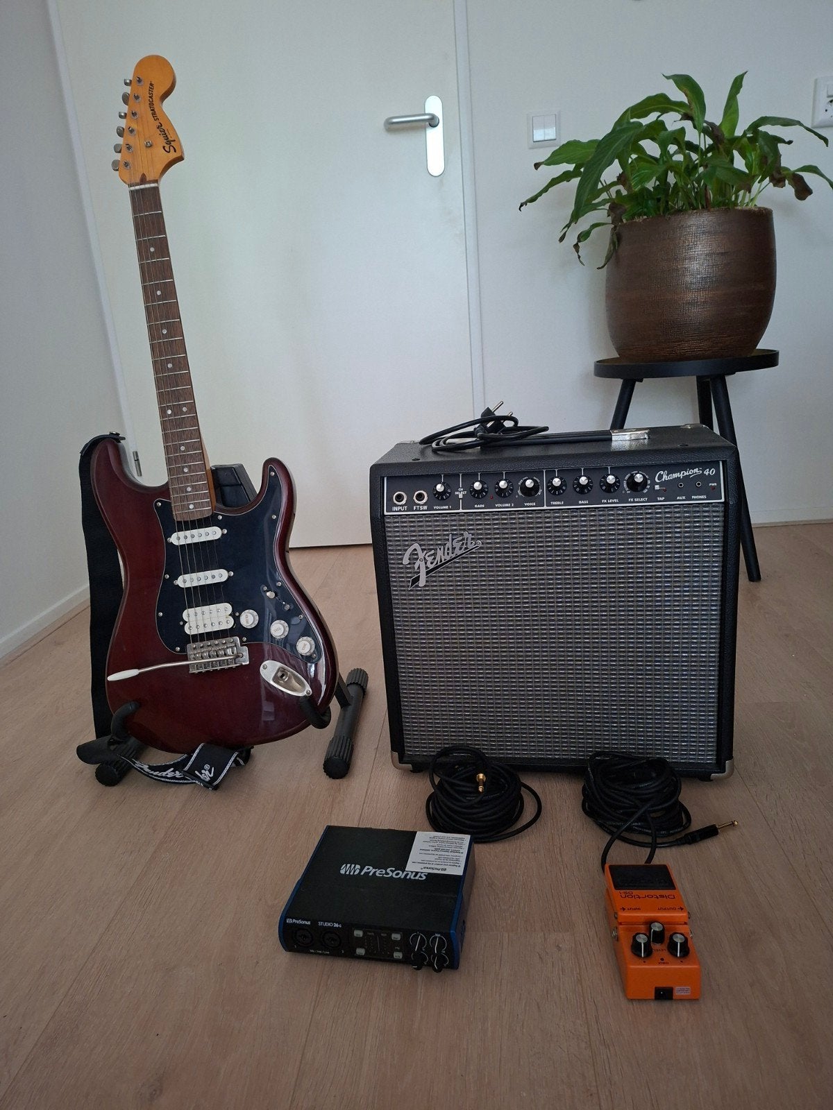 Tka: Electrische gitaar met versterker en pedaal., Muziek en Instrumenten, Ophalen, Gebruikt, Gitaar, Minder dan 50 watt
