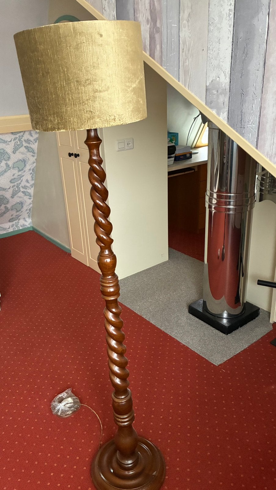 Staande lamp met gedraaide houtenvoet olijfgroene kap…, Ophalen, Gebruikt, Hout, Vintage klassiek, past ook stijlvol in modern
