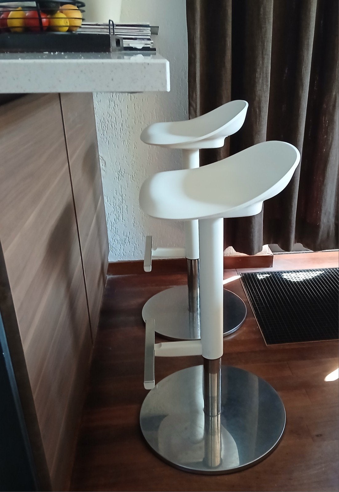 2 witte barkrukken Ikea 'Janinge', Ophalen, Zo goed als nieuw, In hoogte verstelbaar, Metaal