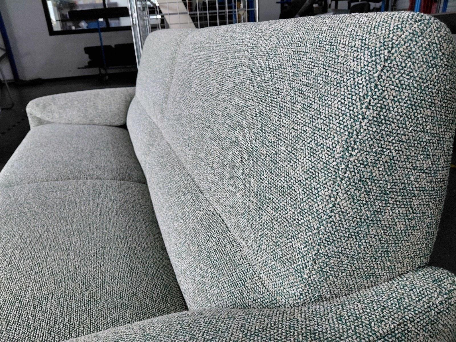 Leolux Felizia | 3 zits | Creme/groen bouclé | Opnieuw bekle, Leolux, Modern design refurbished Axl Enthoven Evidence Kvadrat Sahco