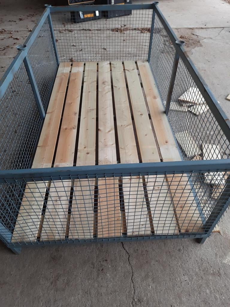 Stevige metalen gaasbak met houten bodem, Ophalen of Verzenden
