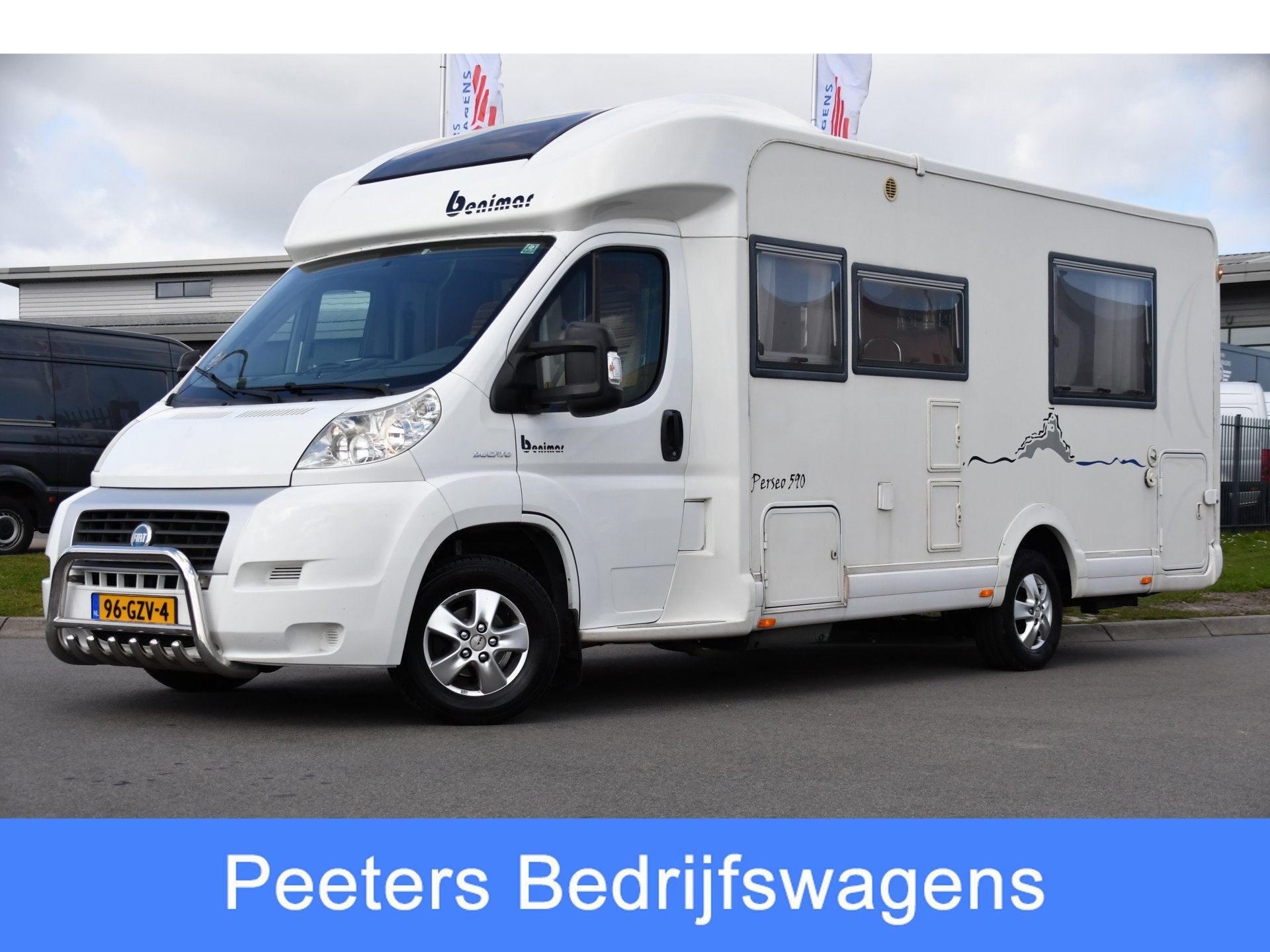 Benimar PERSIO 590 met queensbed Half integraal - 3 persoons, Caravans en Kamperen, 7 tot 8 meter, Bedrijf, Tot en met 3, Afzuigkap