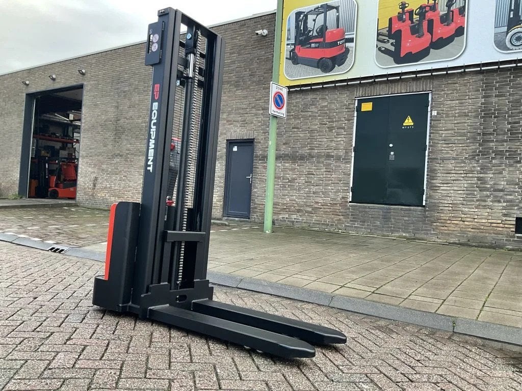EP ESL122 1200KG 2.70METER STAPELAAR / HEFTRUCK, Stapelaar, Ep, 1000 tot 2000 kg, Marconistraat 2
3133KL  Vlaardingen, NL
