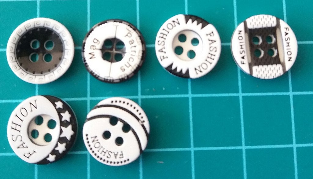 Zwartwitte fashion knopen 4 gaten 12 mm Per stuk €0,10
