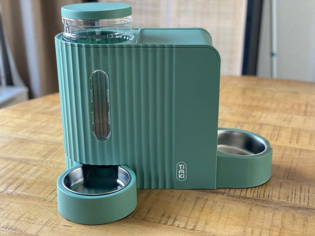 Tiaki voer- en waterdispenser ‘perfect fit’, Dieren en Toebehoren, Ophalen, Zo goed als nieuw