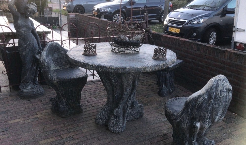 Stenen tuinset met tafel, bankje, stoelen en plantenbakken, Ophalen, Gebruikt, Overige materialen, 4 zitplaatsen