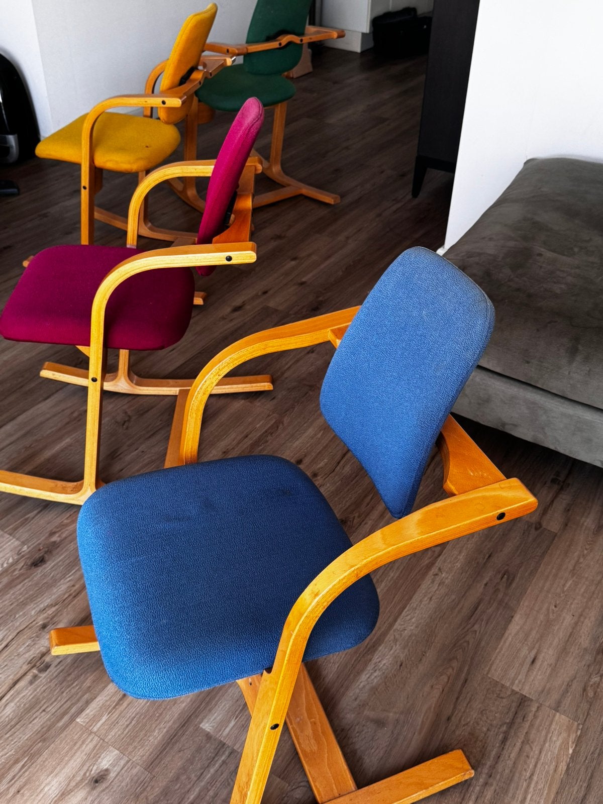 Stokke schommelstoel met tafel (4 stuks), Huis en Inrichting, Tafels | Eettafels, Ophalen, Gebruikt, 100 tot 150 cm, 50 tot 100 cm