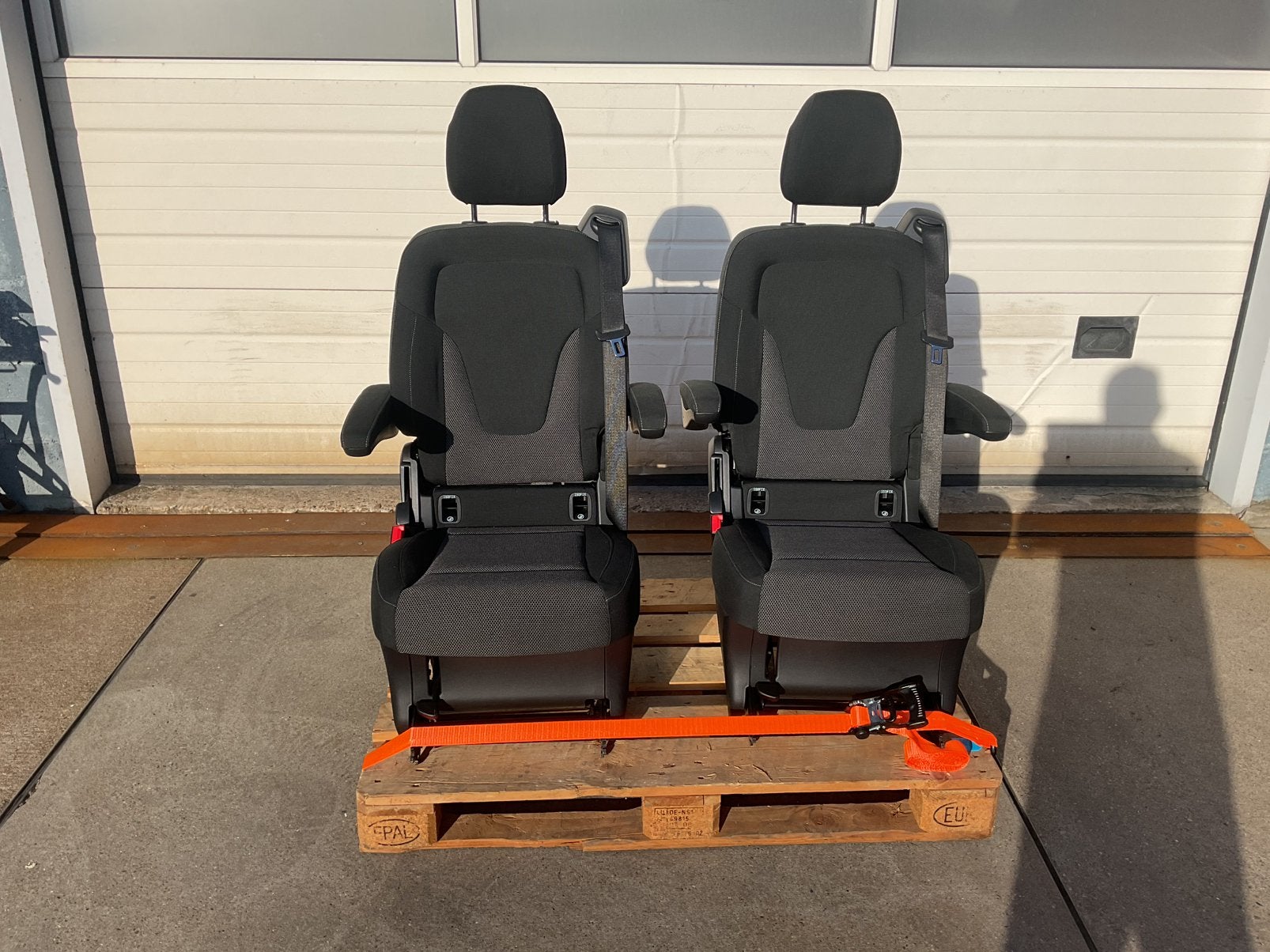 Twee nieuwe Mercedes - Vito  V klasse.  W447. Achtersoellen, Auto-onderdelen, Interieur en Bekleding, Ophalen, Nieuw