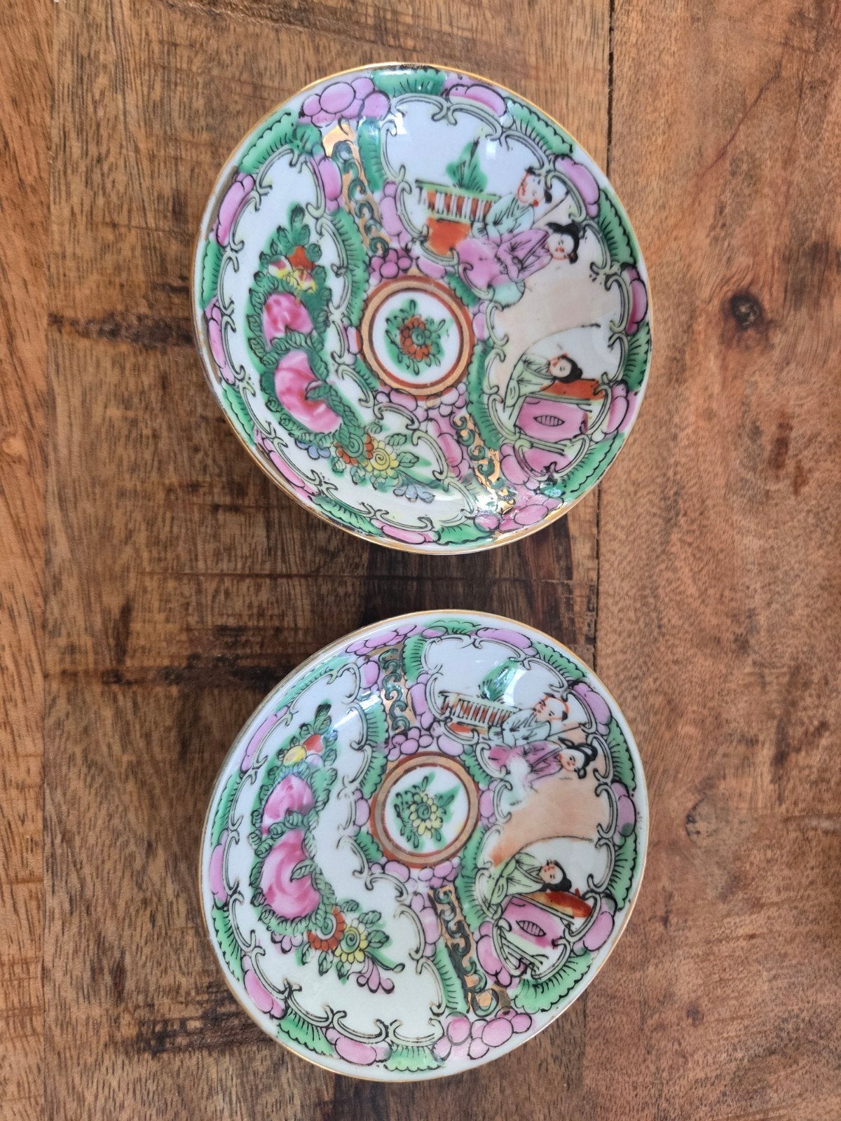 2 porseleinen schoteltjes met handgeschilderd decor, Antiek en Kunst, Ophalen