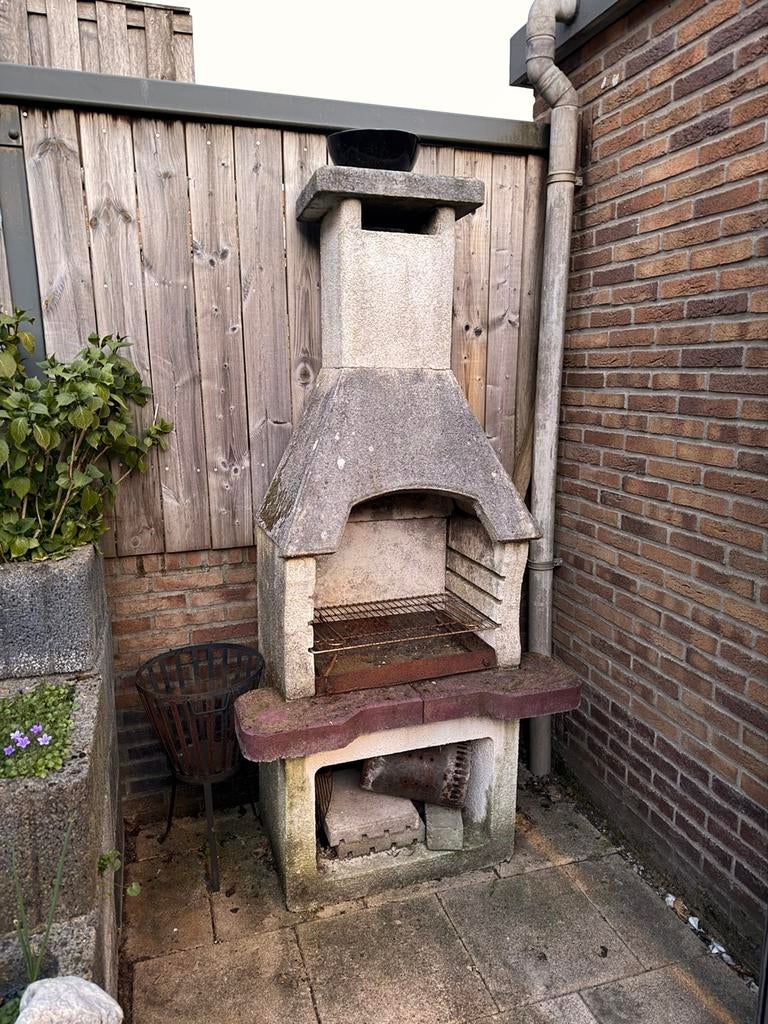Integard Houtskoolbarbecue Beton, Ophalen, Gebruikt, Met accessoires