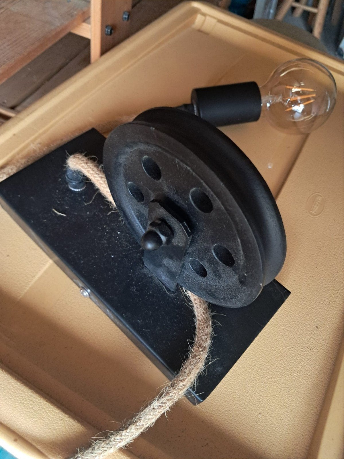 Industriële wandlamp met katrol en touw, Ophalen, Gebruikt, Metaal, Zwart