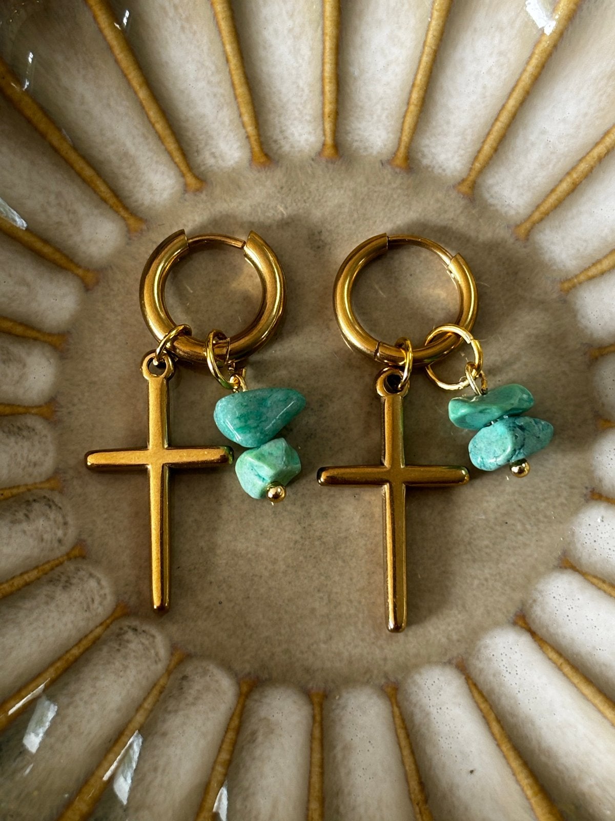 Gouden oorbellen met kruis en turquoise steentjes, Overige materialen, Hangers, Ophalen of Verzenden, Zo goed als nieuw