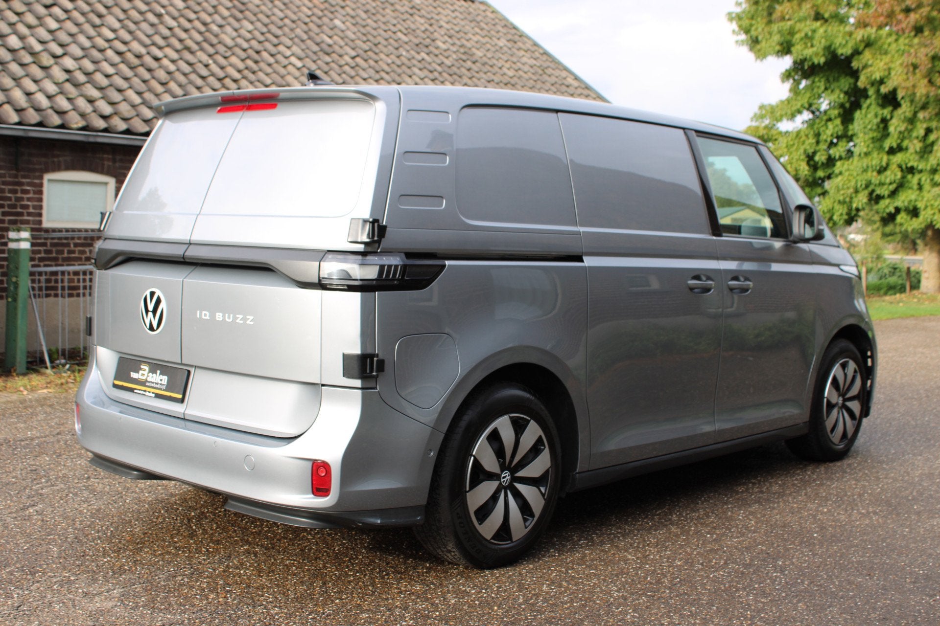 Volkswagen ID. Buzz Cargo 77 kWh LED 150Kw SOh 95% ACHTERDEU, Auto's, Automaat, Dealer onderhouden, Gebruikt, Zwart