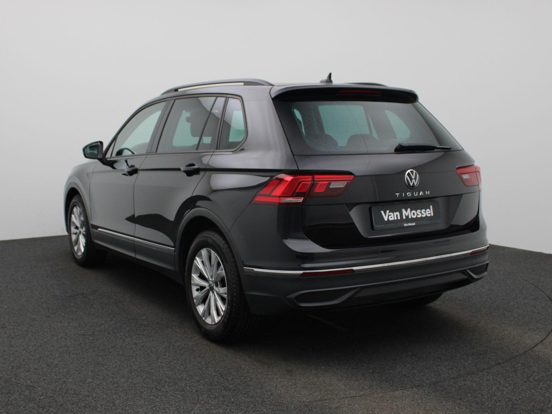 Volkswagen Tiguan 1.5 TSI Life | PARKEERSENSOREN | CLIMATE C, 12 maanden, Stof, 4 cilinders, Zwart