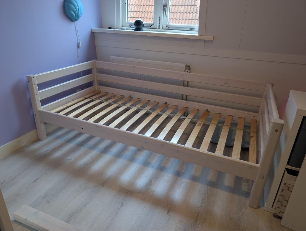 Halfhoogslaper bed wit met lattenbodem en trap van Flexa, Ophalen, Gebruikt, Halfhoogslaper
