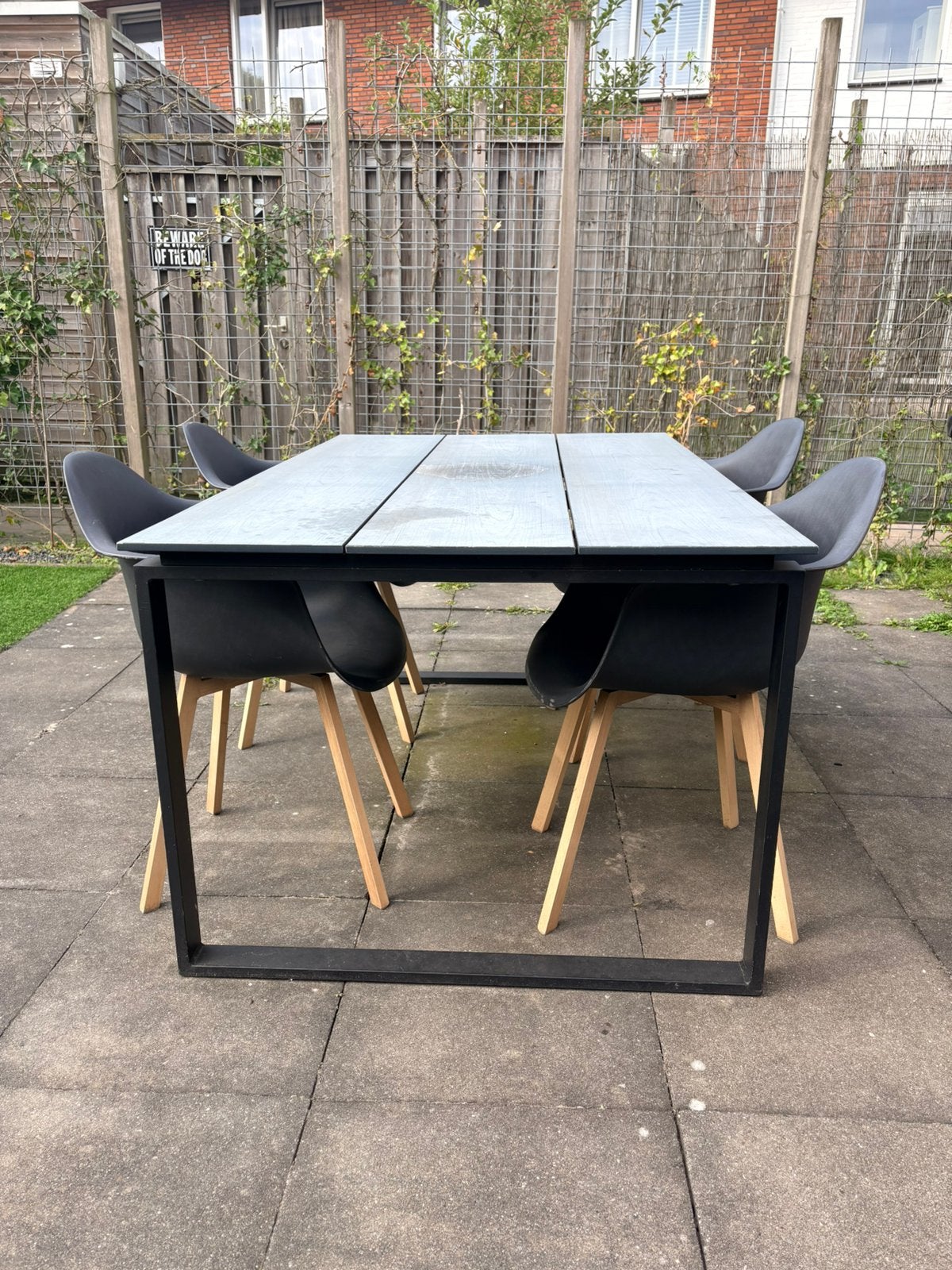 Foto 2 van Tuintafel met 4 stoelen