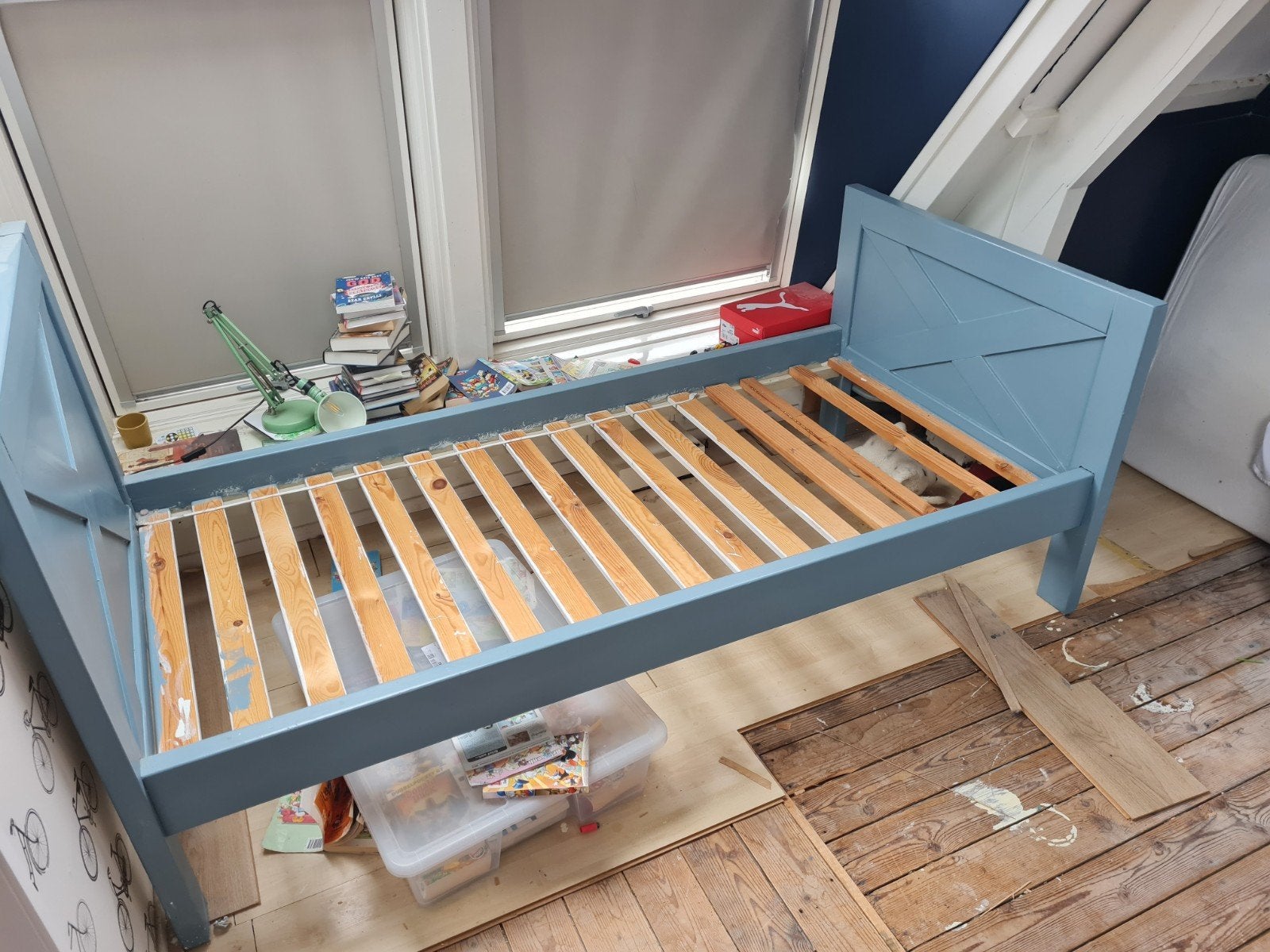 Eenpersoonsbed met kruis, Gebruikt, 90 cm, Eenpersoons, Blauw