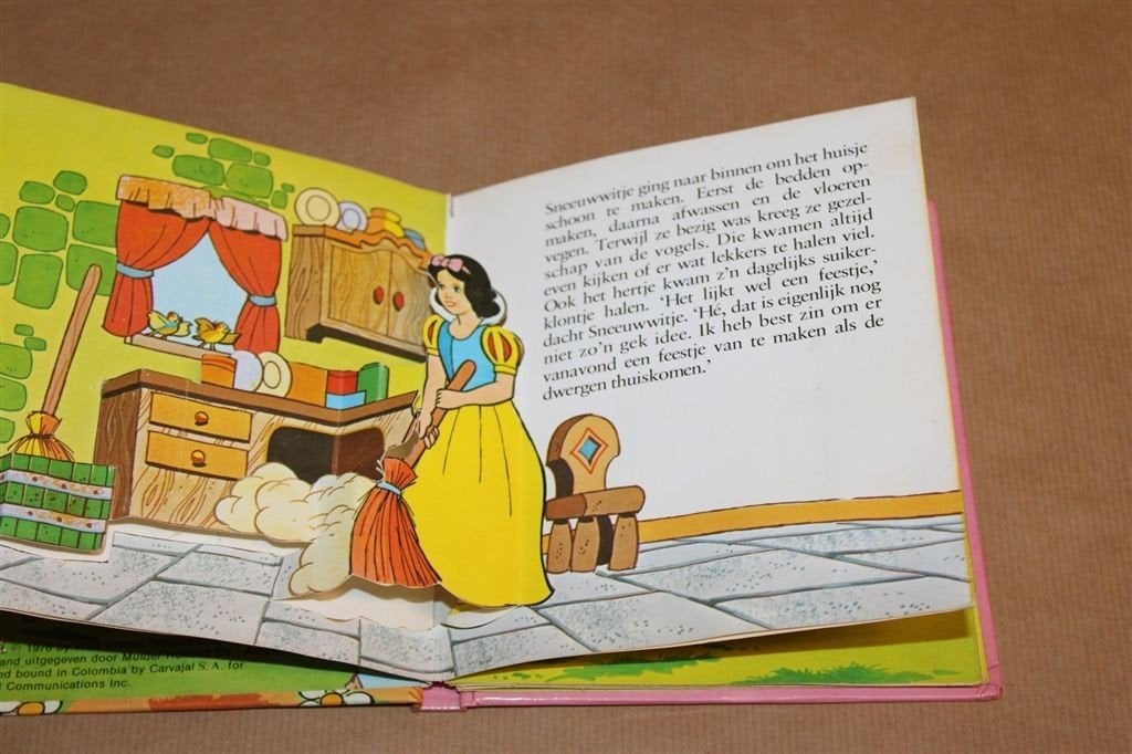 Sneeuwwitjes Verrassing — Disney Pop-up Boekje 1977, Boeken, Ophalen of Verzenden, Gelezen