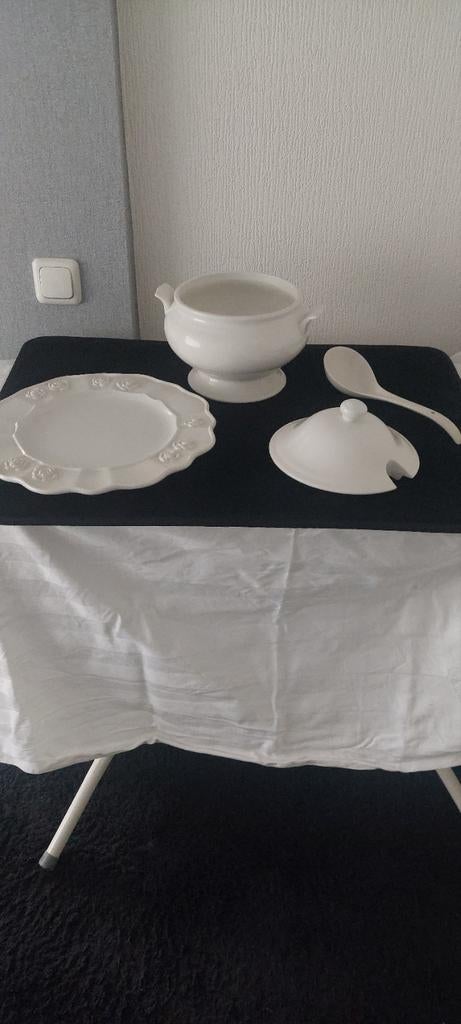 Wit servies: soepterrine, bord en lepel met roosjes, Ophalen